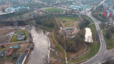 Hava Aracı, Dobele Ortaçağ Şatosu 'nu, Letonya' nın Zemgale Tarihi Bölgesi 'ndeki Berze Nehri' nin Batı Şeria 'sındaki Dobele Kasabası' nı görmektedir. Antik Ortaçağ Kalesi Dobele Letonya 'nın kalıntıları.