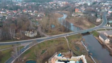 Hava Aracı, Dobele Ortaçağ Şatosu 'nu, Letonya' nın Zemgale Tarihi Bölgesi 'ndeki Berze Nehri' nin Batı Şeria 'sındaki Dobele Kasabası' nı görmektedir. Antik Ortaçağ Kalesi Dobele Letonya 'nın kalıntıları.