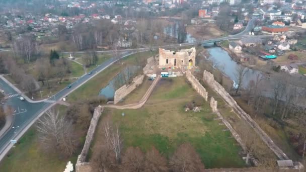 Vista Aérea Drone Castelo Medieval Dobele Cidade Dobele Cisjordânia Rio — Vídeo de Stock