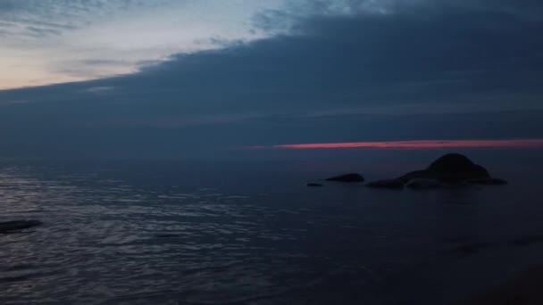 Timelapse Östersjön Tuja Lettlands Strand Efter Solnedgången Stenar Bakgrunden Solnedgång — Stockvideo