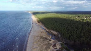 Hava Dron Garciems Plajı, Letonya Baltık Denizi Güneşli Kış Günü Büyük Bulutlar Çam Ağaçlı Kum Tepeleri