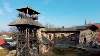 Letonya, Limbazi Ortaçağ Kalesi Harabeleri. 13. Yüzyıl Şatosu 'nun hava görüntüsü. Yeni Yüksek Gözlem Kulesi ile Taş Kalıntıları. Arka planda Kilise ve Şehir