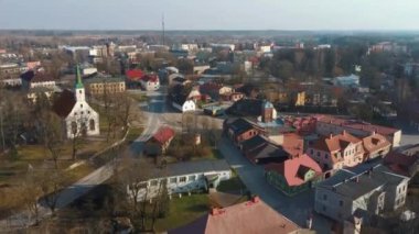 Letonya, Limbazi Ortaçağ Kalesi Harabeleri. 13. Yüzyıl Şatosu 'nun hava görüntüsü. Yeni Yüksek Gözlem Kulesi ile Taş Kalıntıları. Arka planda Kilise ve Şehir