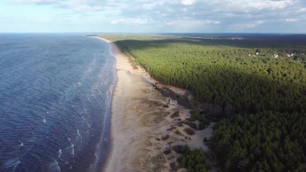 ラトビア バルト海の空中ドロンショットガーシエンズビーチ冬の日差し松の木の大きな雲砂丘 — ストック動画