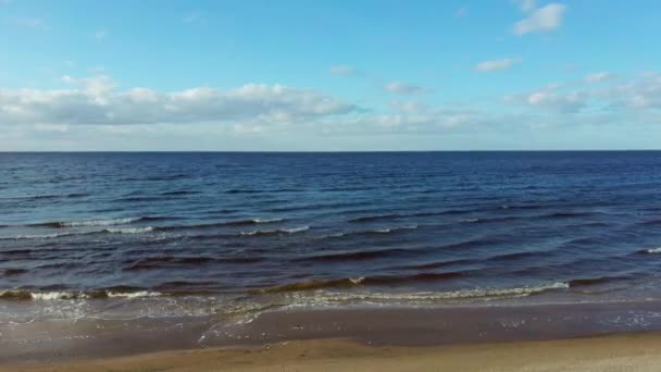Пляж Aerial Dron Shot Garciems Beach Латвия Балтийское Море Солнечный — стоковое видео