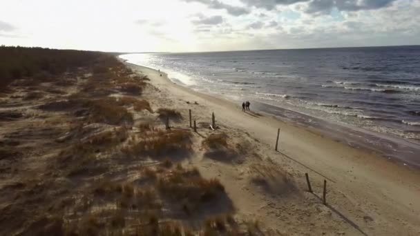 Dron Shot Garciems Beach, Lettonie Mer Baltique Ensoleillé Hiver Big Clouds Dunes De Sable Avec Des Pins 