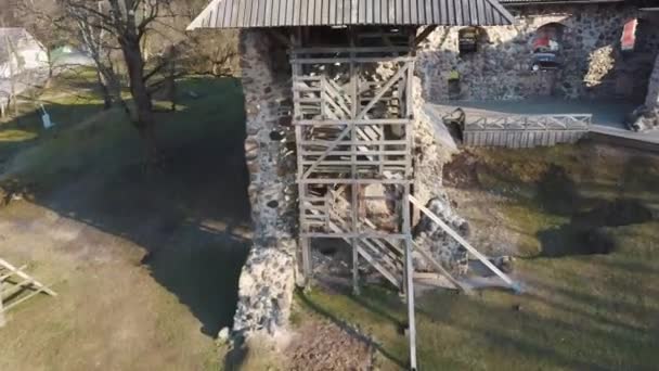 拉脱维亚 林巴齐中世纪城堡废墟 十三世纪城堡的空中景观 石材破坏与新创造的高观测塔 背景中的教会和城市 — 图库视频影像