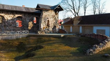 Letonya, Limbazi Ortaçağ Kalesi Harabeleri. 13. Yüzyıl Şatosu 'nun hava görüntüsü. Yeni Yüksek Gözlem Kulesi ile Taş Kalıntıları. Arka planda Kilise ve Şehir