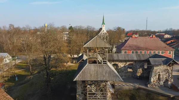 拉脱维亚 林巴齐中世纪城堡废墟 十三世纪城堡的空中景观 石材破坏与新创造的高观测塔 背景中的教会和城市 — 图库照片