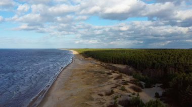 Hava Dron Garciems Plajı, Letonya Baltık Denizi Güneşli Kış Günü Büyük Bulutlar Çam Ağaçlı Kum Tepeleri