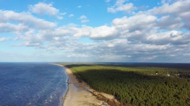 Hava Dron Garciems Plajı, Letonya Baltık Denizi Güneşli Kış Günü Büyük Bulutlar Çam Ağaçlı Kum Tepeleri