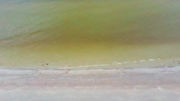 Luchtfoto Van Kustlijn Van Oostzee Met Uitzicht Golven Van Bovenaf — Stockvideo