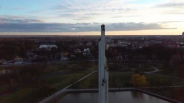Riga, Letonya 'daki Zafer Parkı' nın Hava Günbatımı Manzarası. Zafer anıtı. Kamera Geriye Gidiyor.