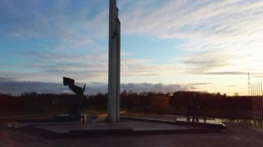 Riga, Letonya 'daki Zafer Parkı' nın Hava Günbatımı Manzarası. Zafer anıtı. Kamera İleri Gidiyor.