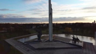Riga, Letonya 'daki Zafer Parkı' nın Hava Günbatımı Manzarası. Zafer anıtı. Kamera Yukarı Taşıyor.
