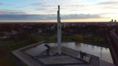 Riga, Letonya 'daki Zafer Parkı' nın Hava Günbatımı Manzarası. Zafer anıtı. Kamera İleri Gidiyor.