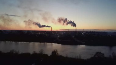 Gündoğumunda hava manzaralı sigara içme yığını. Hava Kirliliği ve İklim Değişikliği Teması. Şehirdeki yoksul çevre. Çevre felaketi. Çevreye zararlı emisyonlar. Duman ve Sis.