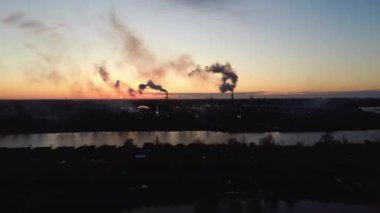 Gündoğumunda hava manzaralı sigara içme yığını. Hava Kirliliği ve İklim Değişikliği Teması. Şehirdeki yoksul çevre. Çevre felaketi. Çevreye zararlı emisyonlar. Duman ve Sis.