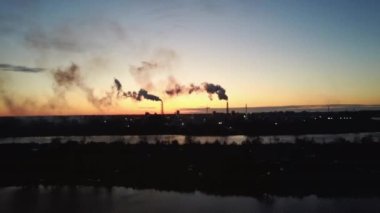 Gündoğumunda hava manzaralı sigara içme yığını. Hava Kirliliği ve İklim Değişikliği Teması. Şehirdeki yoksul çevre. Çevre felaketi. Çevreye zararlı emisyonlar. Duman ve Sis.