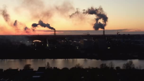 Letecký Pohled Kouření Stack Východu Slunce Téma Znečištění Ovzduší Změny — Stock video