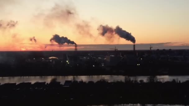 日の出の空中ビュー喫煙台 大気汚染と気候変動のテーマ 市内の環境が悪い 環境災害 環境への有害な排出 煙と煙 — ストック動画