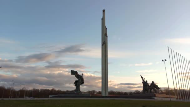 Widok Zachodzącego Słońca Park Zwycięstwa Rydze Łotwa Pomnik Zwycięstwa — Wideo stockowe