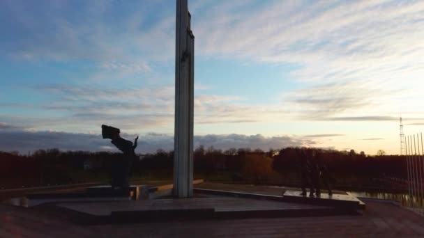 拉脱维亚里加胜利公园的空中日落景观 胜利纪念碑 相机向前移动 — 图库视频影像