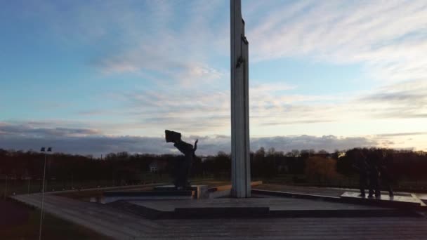 拉脱维亚里加胜利公园的空中日落景观 胜利纪念碑 摄象机启动了 — 图库视频影像