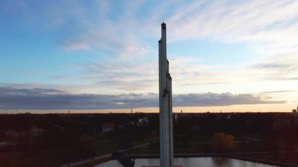 拉脱维亚里加胜利公园的空中日落景观 胜利纪念碑 摄影机移开了 — 图库视频影像