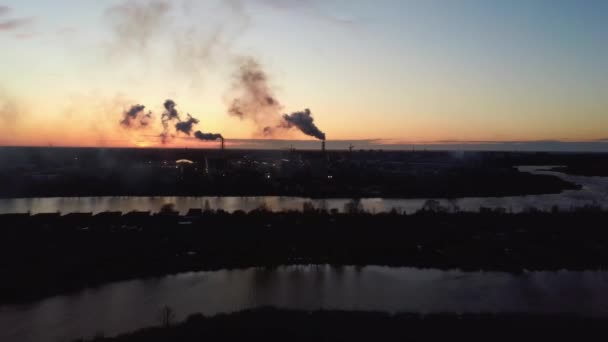 Aerial View Smoking Stack Bij Zonsopgang Luchtverontreiniging Het Thema Klimaatverandering — Stockvideo