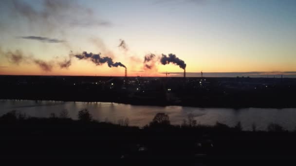 Aerial View Smoking Stack Bij Zonsopgang Luchtverontreiniging Het Thema Klimaatverandering — Stockvideo