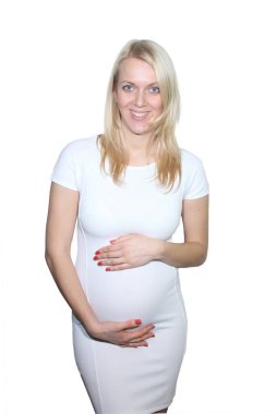 Genç Petty Natual Güzeli Hamile Kadın Beyaz Arkaplanda Yalnız Büyümeye Başlayan Bir Göbek Gösteriyor. Hamileliğin 20 haftası. Annelik kavramı. Mutlu Hamilelik