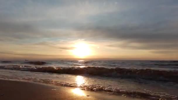 Vacker Soluppgång Timelapse Över Batlic Havet Med Majestätisk Himmel Ljus — Stockvideo