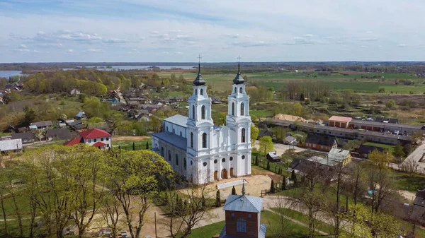 Widok Lotu Ptaka Kościół Rzymskokatolicki Ludzi Łotwa Słoneczna Wiosna — Zdjęcie stockowe