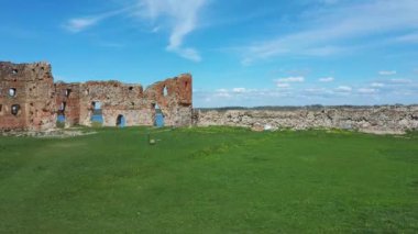 Ludza Ortaçağ Kalesi 'nin Büyük Ludza Gölü ile Küçük Ludza Gölü arasındaki bir tepedeki hava manzarası. Letonya 'daki Antik Kale' nin kalıntıları. Güneşli Bahar Günü