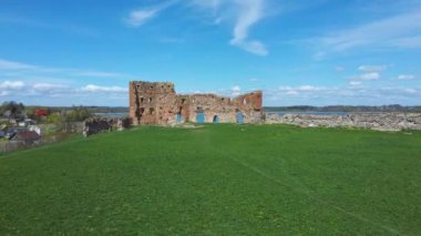 Ludza Ortaçağ Kalesi 'nin Büyük Ludza Gölü ile Küçük Ludza Gölü arasındaki bir tepedeki hava manzarası. Letonya 'daki Antik Kale' nin kalıntıları. Güneşli Bahar Günü