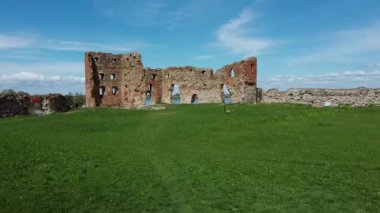 Ludza Ortaçağ Kalesi 'nin Büyük Ludza Gölü ile Küçük Ludza Gölü arasındaki bir tepedeki hava manzarası. Letonya 'daki Antik Kale' nin kalıntıları. Güneşli Bahar Günü