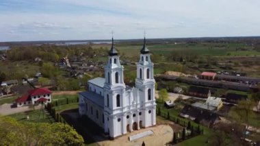 Letonya, Ludza 'daki Roma Katolik Kilisesi' nin hava görüntüsü. Güneşli Bahar Günü