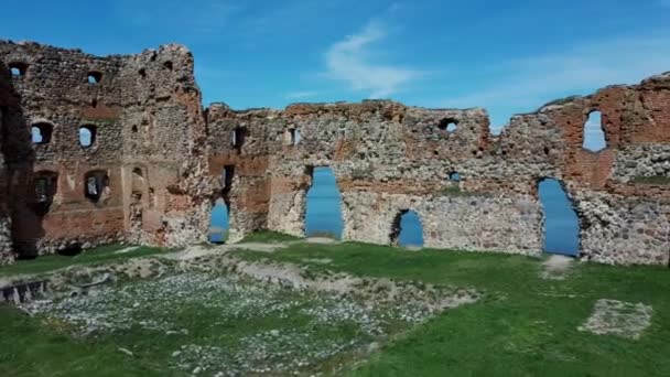 大きなルドザ湖と小さなルドザ湖の間の丘の上にルドザ中世の城の遺跡の空中ビュー ラトビアの古代城の遺跡 — ストック動画