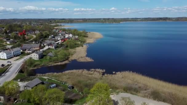 호수와 루드자 언덕에 중세성 공중에서 바라본 라트비아에 고대성의 — 비디오