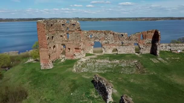 Повітряний Вид Середньовічний Замок Лудза Руїни Пагорбі Між Озером Біг — стокове відео