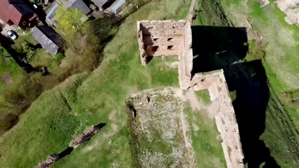 Vista Aérea Las Ruinas Del Castillo Medieval Ludza Una Colina — Vídeos de Stock