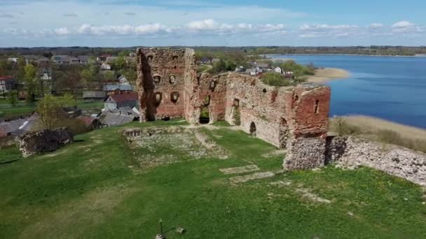 Vista Aérea Las Ruinas Del Castillo Medieval Ludza Una Colina — Vídeo de stock