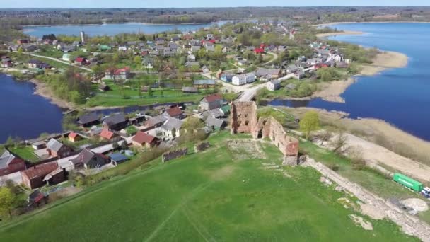 호수와 루드자 언덕에 중세성 공중에서 바라본 라트비아에 고대성의 — 비디오