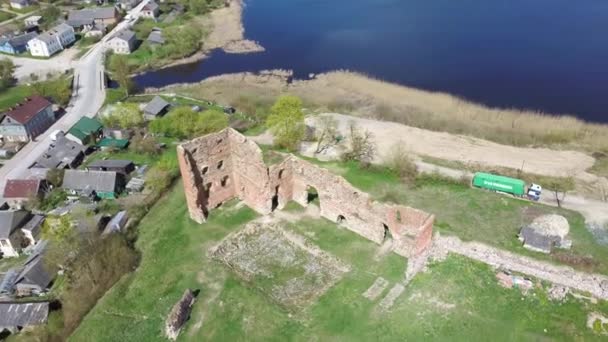 Vue Aérienne Des Ruines Du Château Médiéval De Ludza Sur Une Colline Entre Le Grand Lac De Ludza et Le Petit Lac De Ludza. Les ruines d'un ancien château en Lettonie. Jour ensoleillé du printemps 
