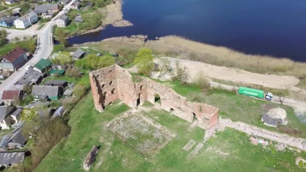 Vista Aérea Las Ruinas Del Castillo Medieval Ludza Una Colina — Vídeos de Stock