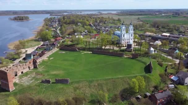 Luftaufnahme Der Römisch Katholischen Kirche Ludza Lettland Sonniger Frühlingstag — Stockvideo