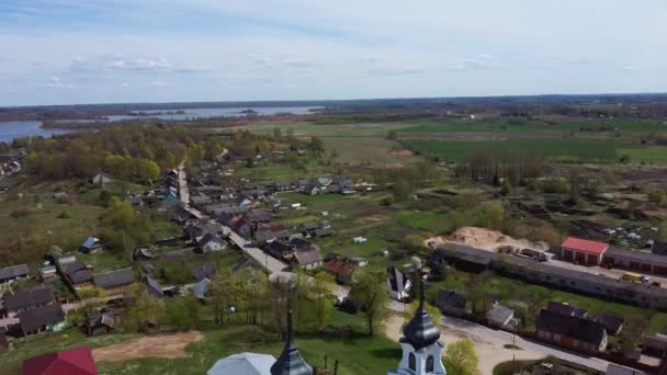 ラトビアのルーザにあるローマ カトリック教会の空中ビュー — ストック動画