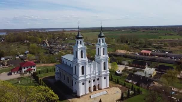 Luftaufnahme Der Römisch Katholischen Kirche Ludza Lettland Sonniger Frühlingstag — Stockvideo