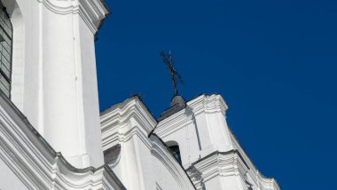 Letonya 'daki Majestic Aglona Katedrali. Beyaz Chatolic Kilisesi Bazilikası. Güneşli Bahar Günü Mavi Gökyüzü ve Beyaz Bulutlar. Letonya 'nın en önemli Katolik Ruhsal Merkezlerinden biri.